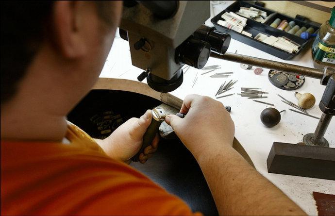 价格不菲的钻石手表制作现场,想不到这么简陋