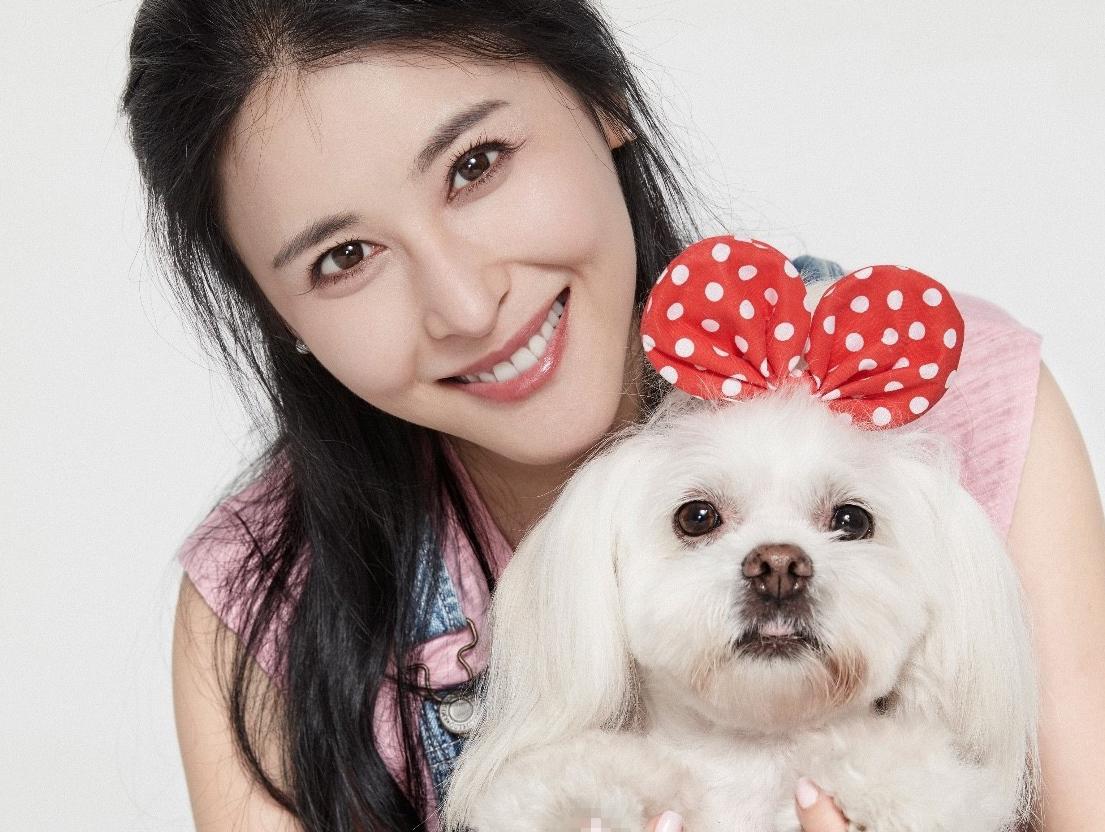 了很多人的关注,2010年的时候穆妍熙搭档吴大伟一起主持《娱乐大风暴