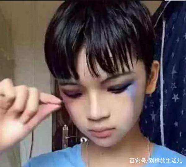 00后小男孩化身"女装大佬"仿妆小丑女,妆后真实还原令人称赞!