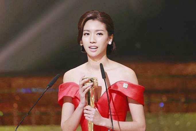 尽管演技备受吐槽,但凭借《踩过界》中赵正妹一角不