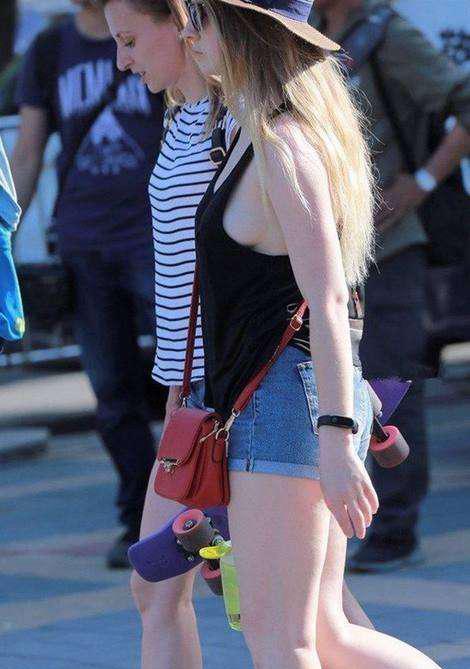 街拍美女真空清爽穿搭出街让人忍不住侧目