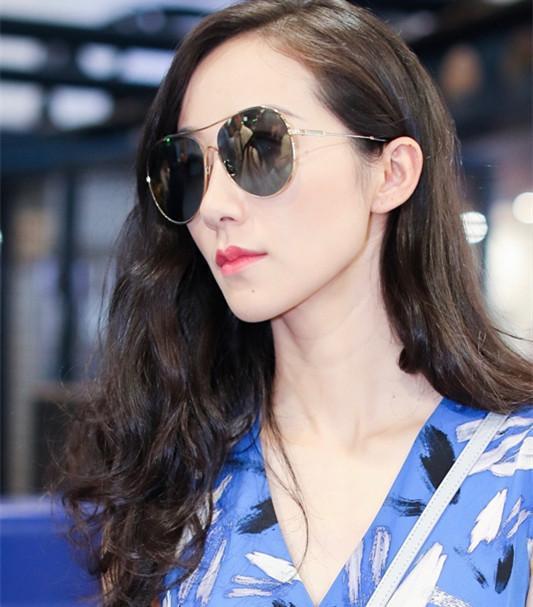 明星近距离长什么样?沈月双眼皮好看,吴宣仪睫