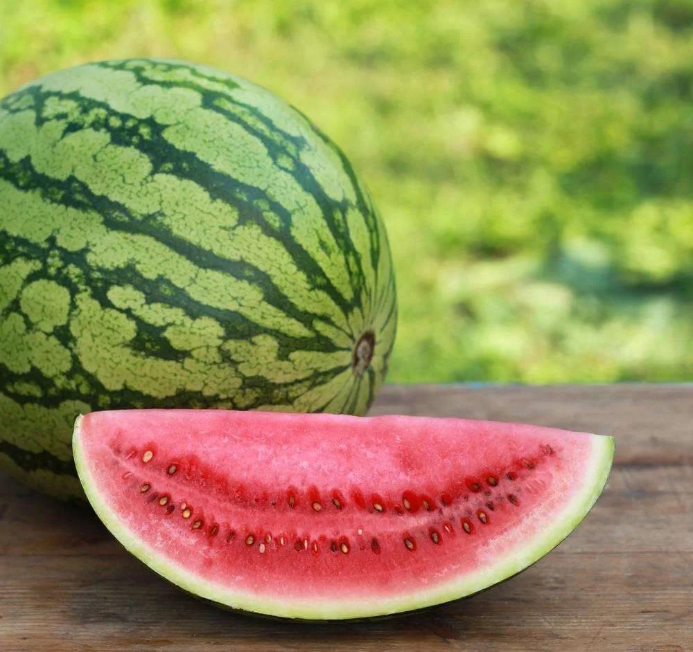 夏季吃西瓜好处多多有四种人不能吃告诉您身边的人吧
