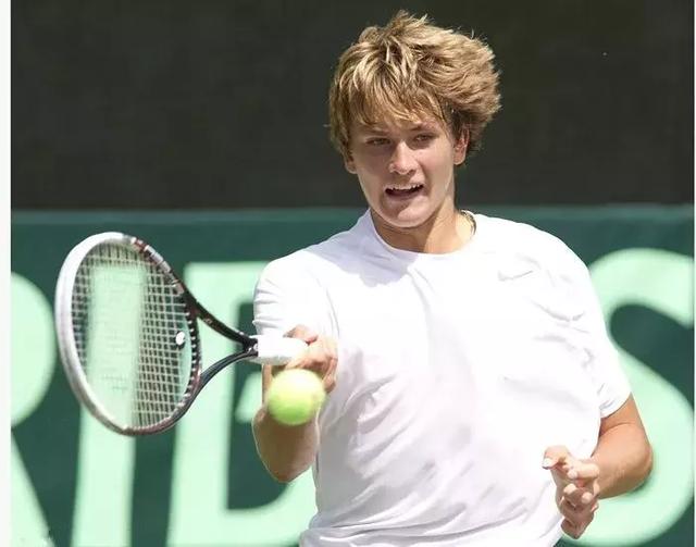 那些在草地上击败费德勒的年轻人