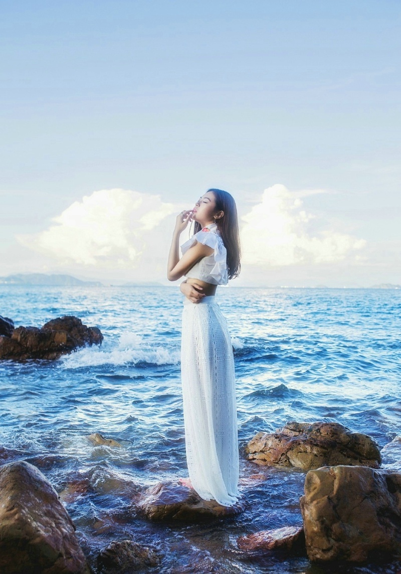 海岸礁石上的中分气质女神侧颜无敌写真集 67676767 @微相册