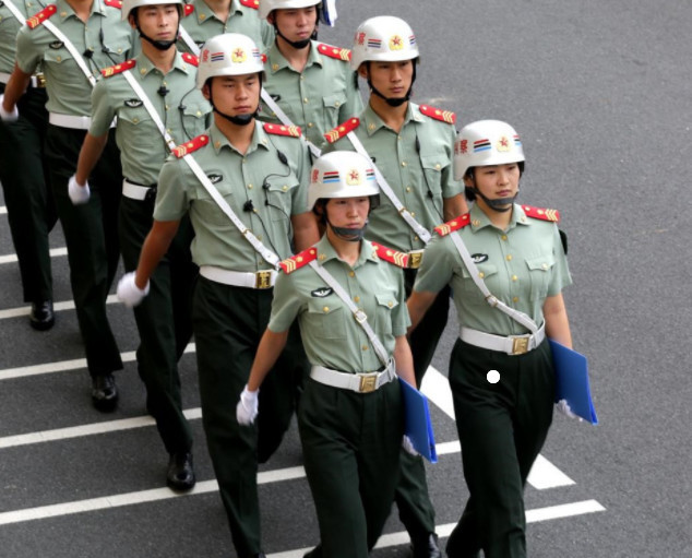 部队中的"白头盔",团长看到都下意识抬头挺胸!他们是谁?