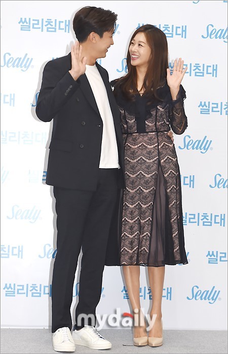 韩国明星夫妇姜京俊张申英首尔出席品牌宣传
