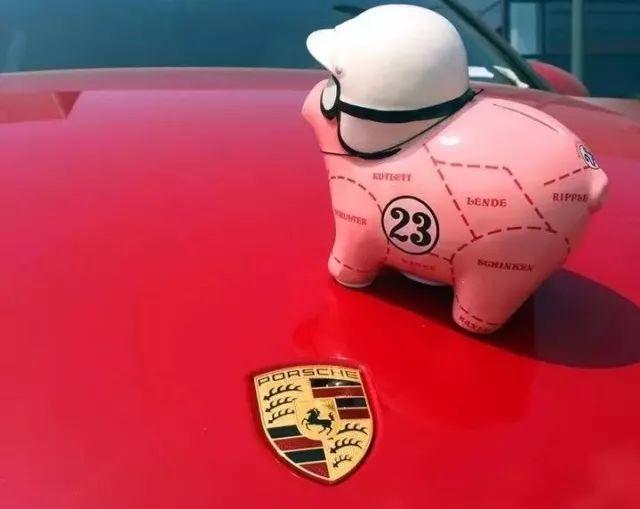 东北大汉的保时捷上放了只小粉猪?本田:卖萌我可能真的输了