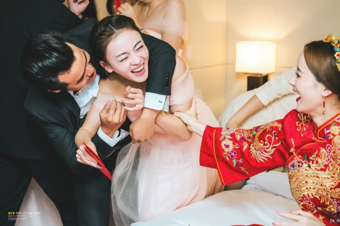 最后在刘真君婚礼晚宴上,吴谨言还被其中一位伴娘挽着手上台,台上的