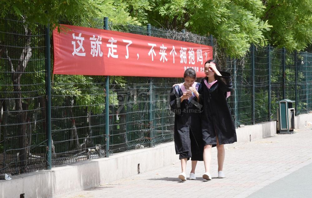 难舍青春校园, 大学生拍创意毕业照致青春, 有些创意我们看不懂