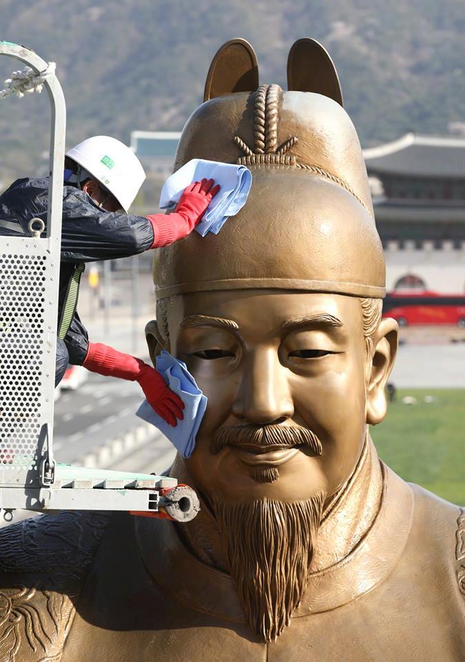 世宗大王洗澡啦~今天在光化门广场,工作人员对世宗大王和李舜臣雕像
