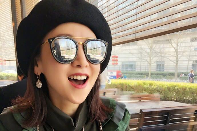 翁虹肤白细嫩嘟嘟小嘴卖萌超减龄,调皮的表情包少女心爆涨