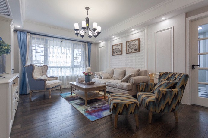 美式风格的大气典雅,搭配米色的家居装饰,营造出清爽的空间氛围