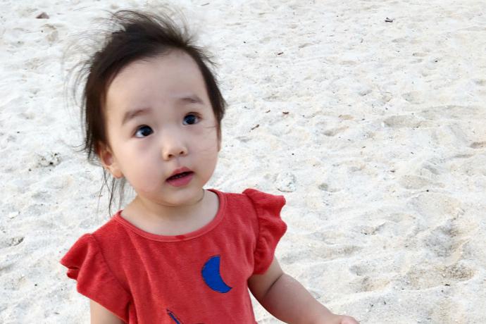 董璇小号全是女儿奶萌可爱照,萌翻网友,又为小酒窝感到惋惜!