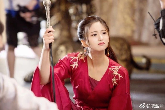 女主就是演员——戚蓝尹,曾经在《雀斑》中饰演维维安的新晋小红人,同