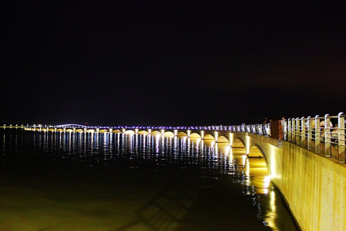 淀山湖彩虹桥夜景图片