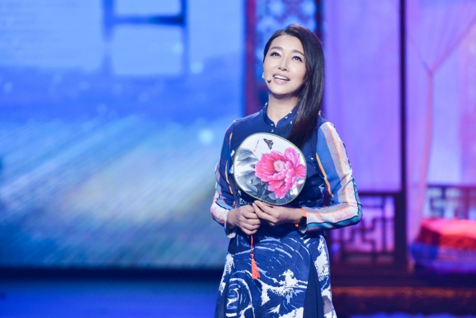 决战的时候,江珊一曲《梦里水乡》,唯美动听,让人忍不住拍手叫好.