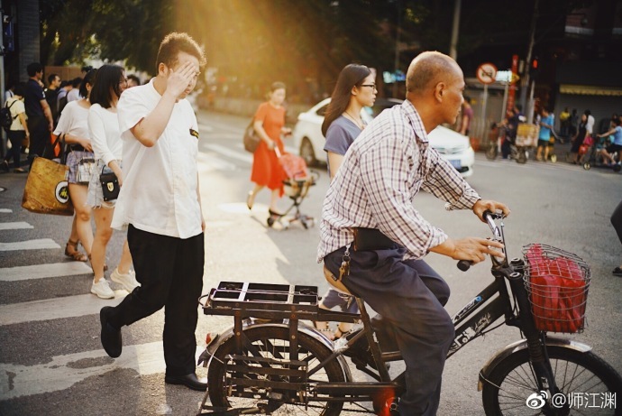 夕阳下的一德路,夕阳下忙碌的人群,成了广州最美的样子