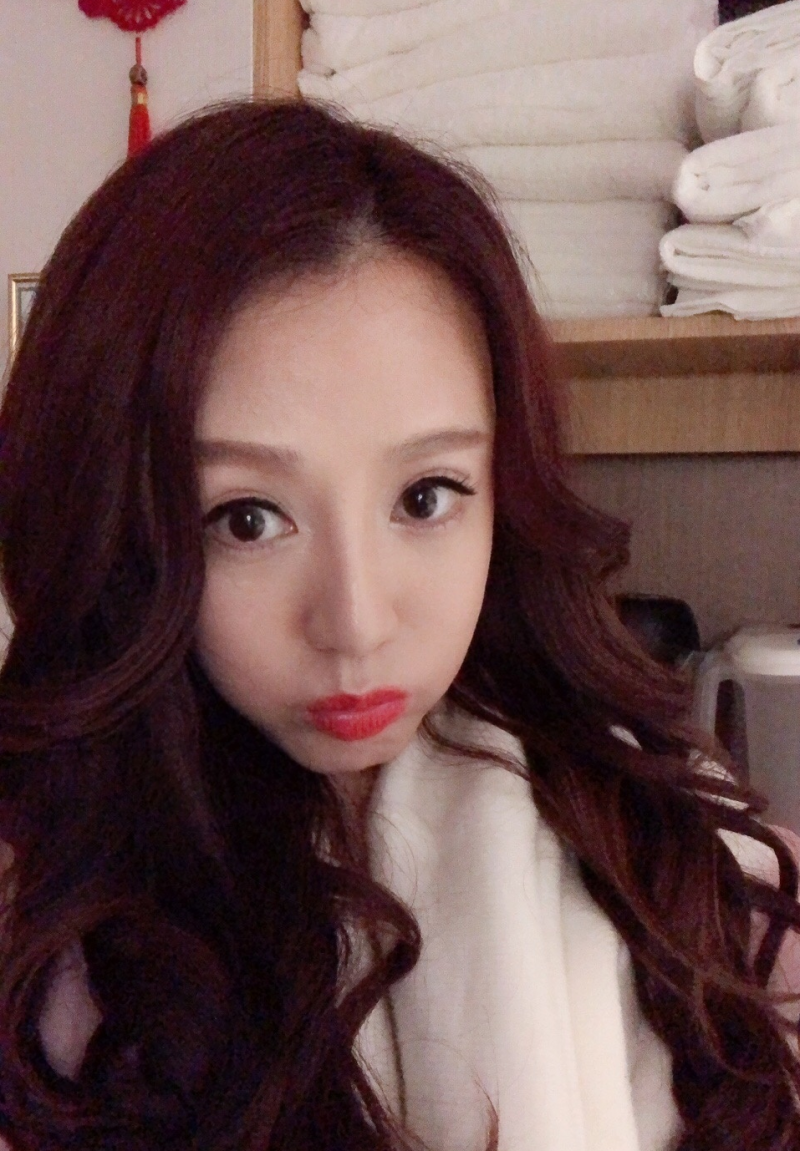 她是二奶情妇专业户,为省钱在剧组蹭饭盒,照顾父母如今仍单身!