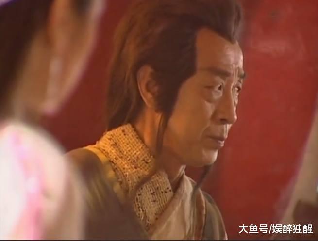 倚天屠龙记周芷若抱张无忌的时候, 这位的表情亮了, 你注意到了吗|倚