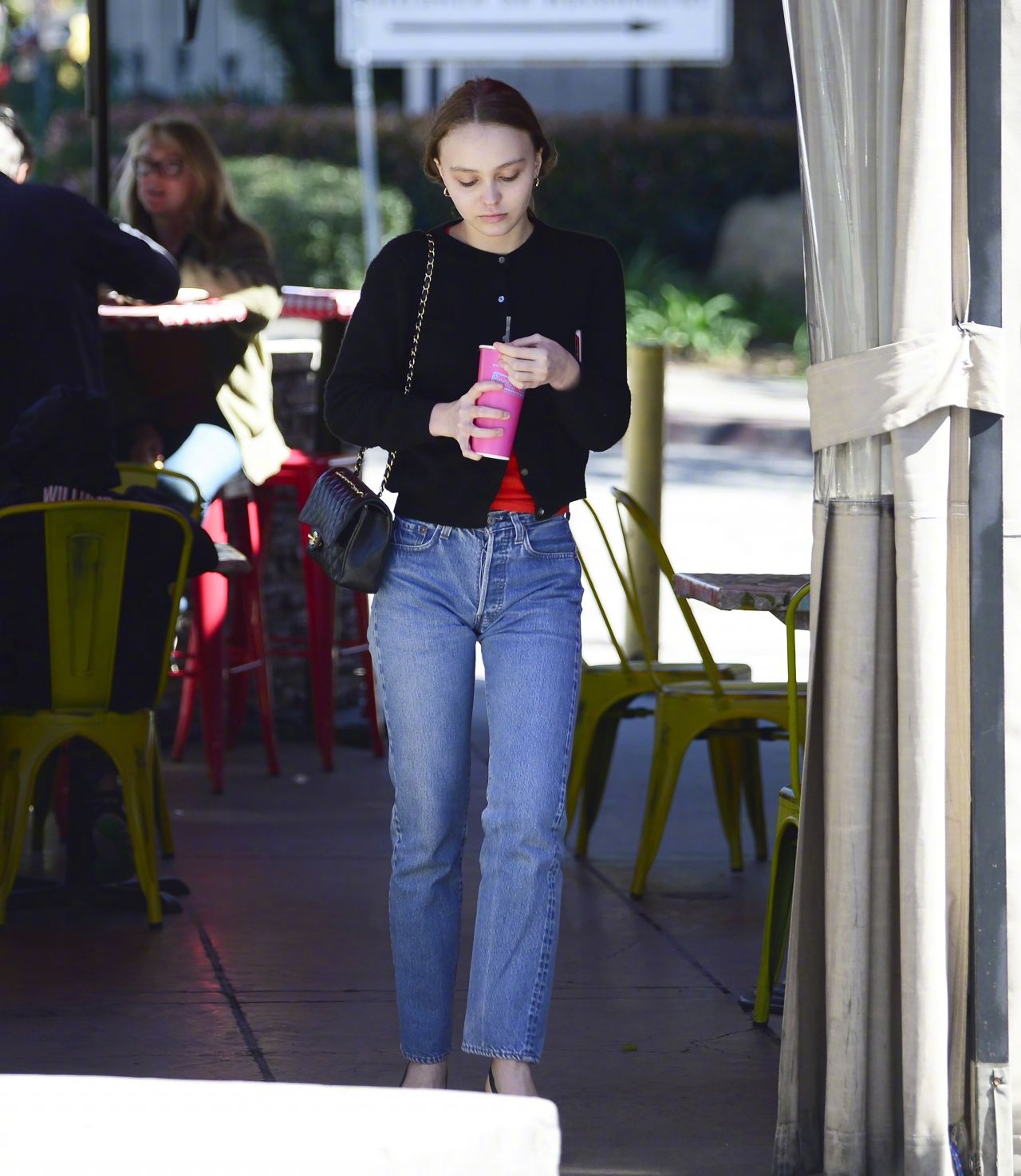 德普的女儿lilyrosedepp身背chanel在洛杉矶离开pinchestacos