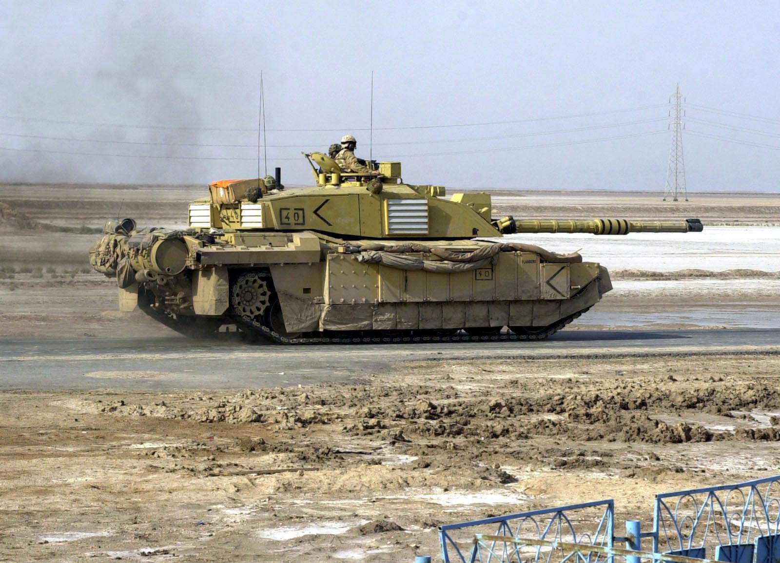 中国99式坦克挂着的两个铁桶是干嘛用的?其他国家也有吗?