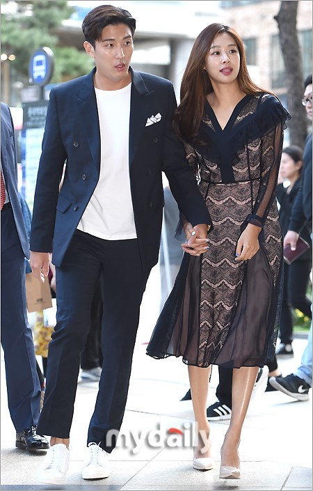 韩国明星夫妇姜京俊张申英首尔出席品牌宣传