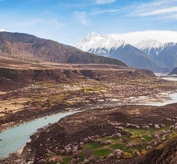 绕过喜马拉雅山脉最东端的南迦巴瓦峰转向南流,经巴昔卡出中国境