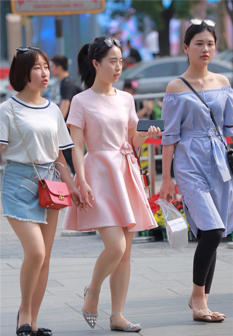 路人街拍三女同框美女还是有的