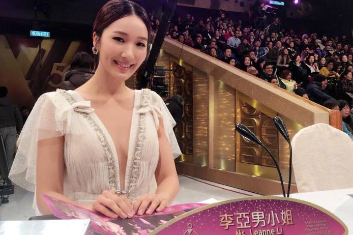 李亚男领口太低了这么有料网友结了婚就是不一样