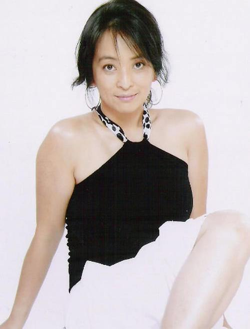 她两次嫁给外国人,坦言对国人不感兴趣,如今回国"捞金"引人不