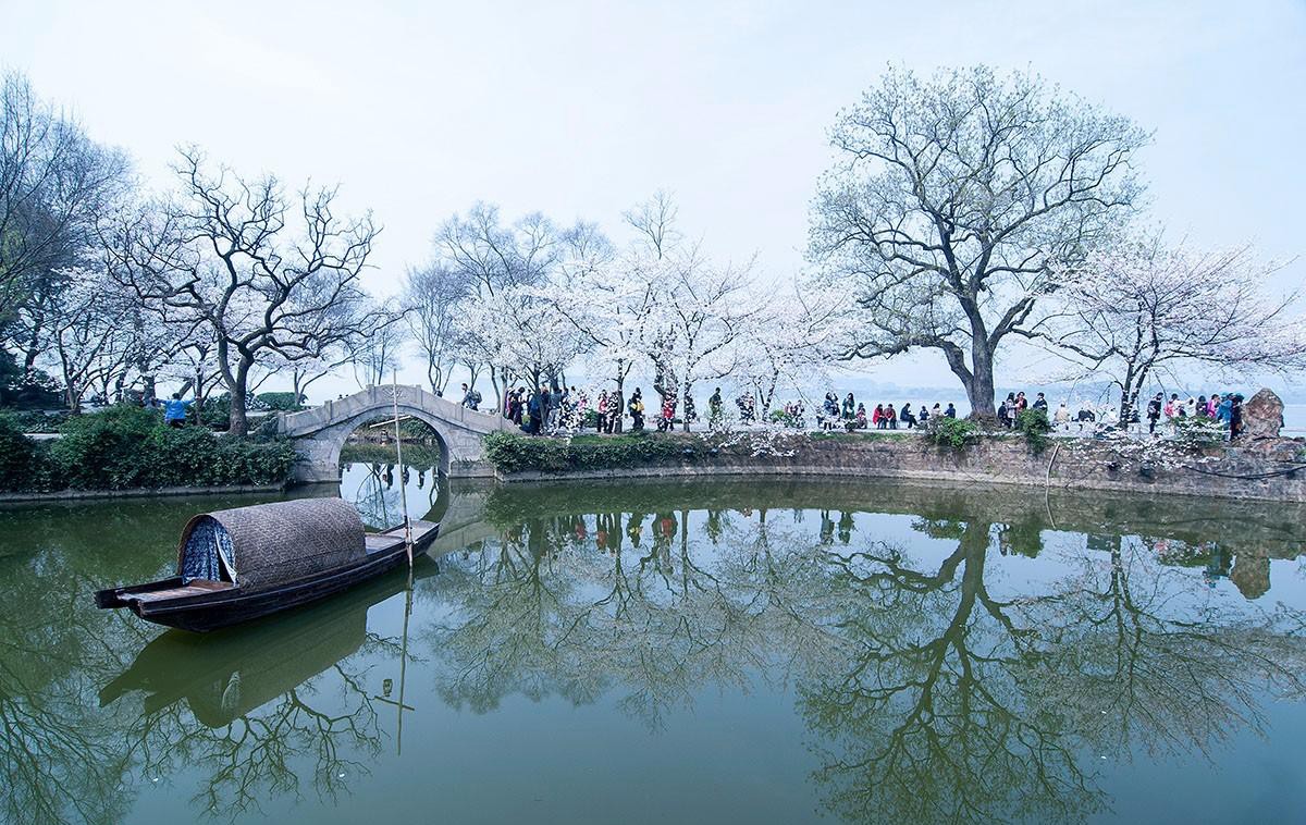 无锡太湖西北岸的一个半岛,因巨石突入湖中形状酷似神龟昂首而得名