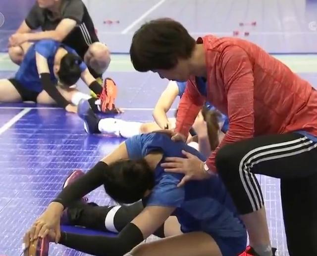 母女情深!女排颁奖后朱婷看郎平过来冲下领奖