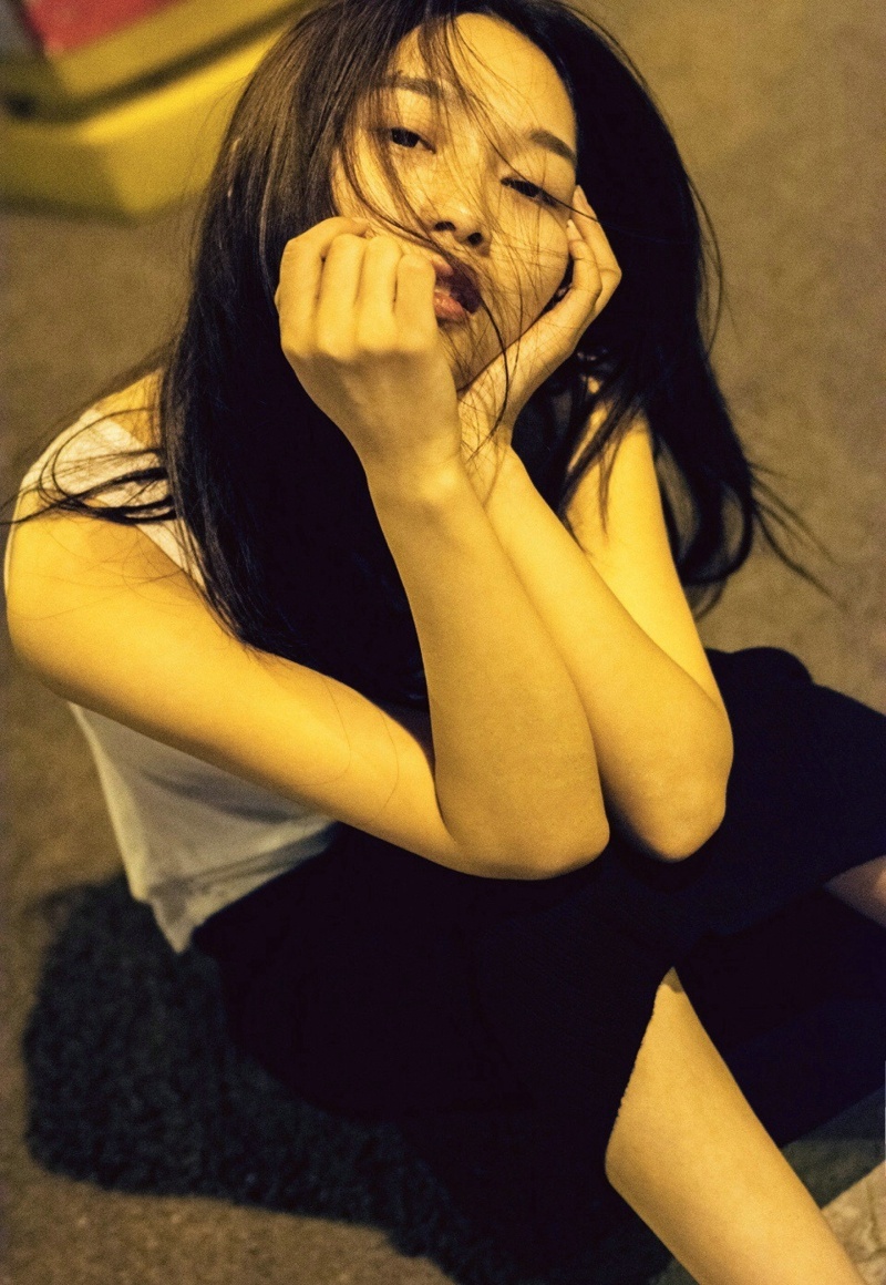 夏日夜晚街头上的孤独随性美女写真集 @微相册 @微博摄影