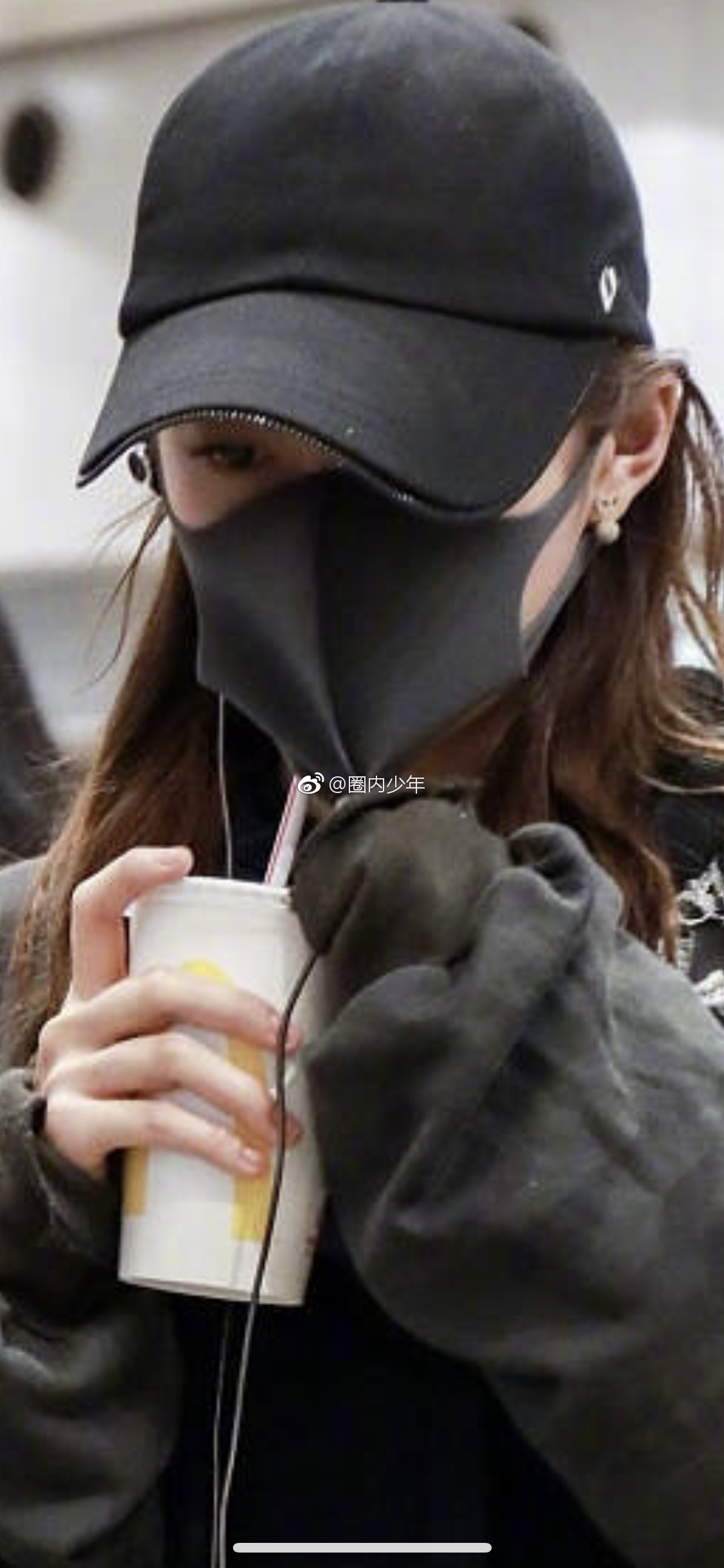 关晓彤戴口罩喝冷饮,或许素颜真的要小心喝饮料