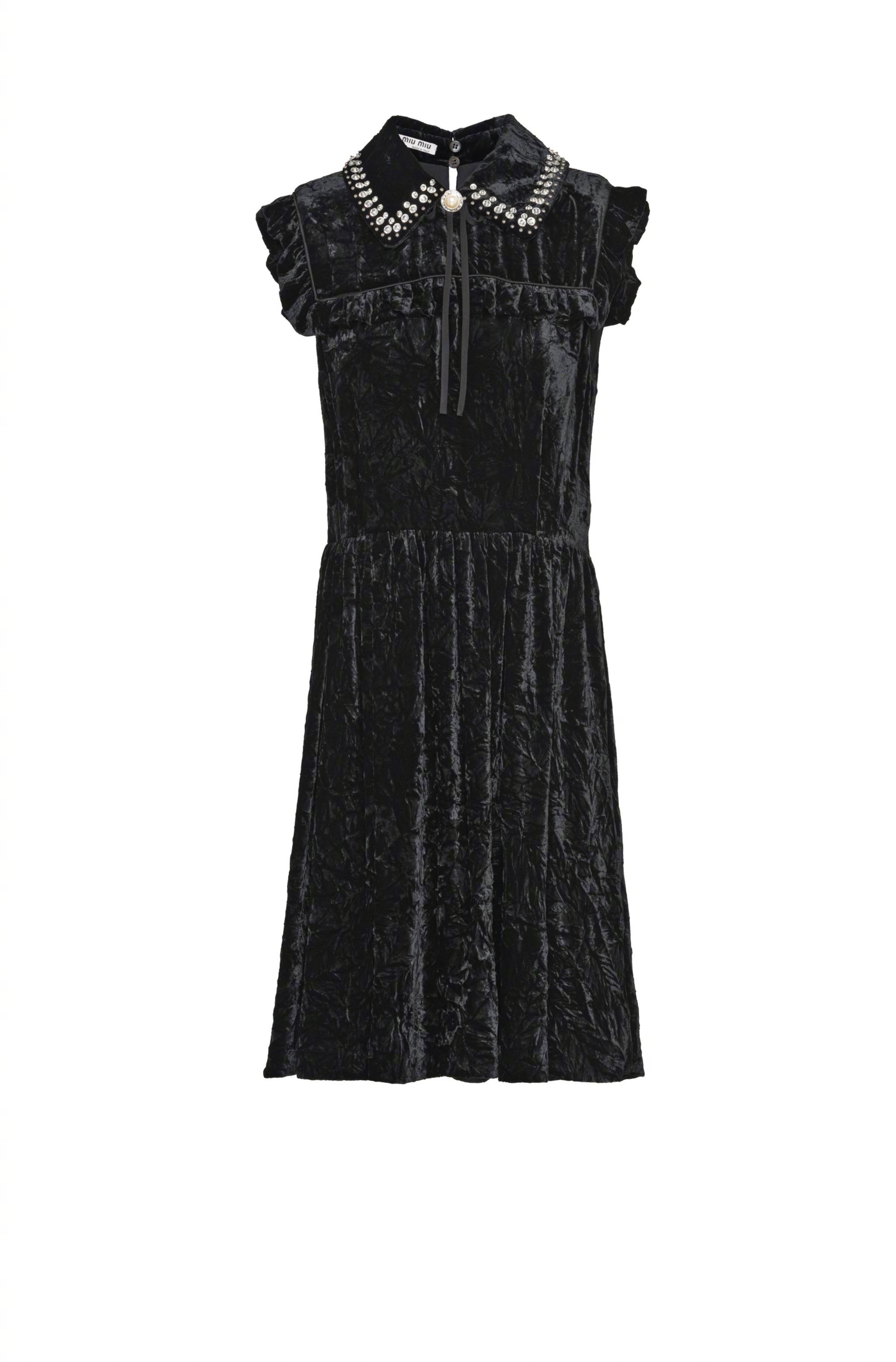 私服, 身穿的是miu miu黑色丝绒水钻装饰领连衣裙,复古