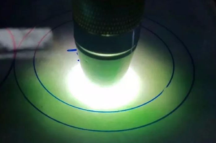 一道大裂贯穿原石侧面横截罕见半春半色翡翠如一副优美画卷