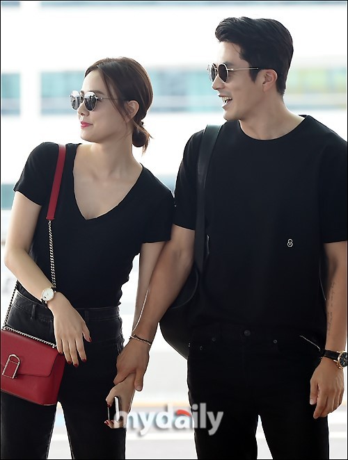 韩国明星夫妇权相宇孙泰英飞往巴厘岛拍时装杂志照片