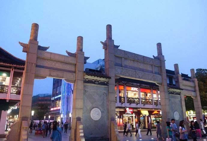 它们就是南京夫子庙秦淮小吃,苏州玄妙观小吃,上海城隍庙小吃和长沙