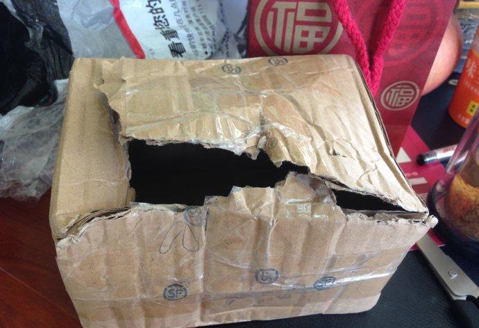 男子网购好评后店主送来快递, 拆开包装是五百万!