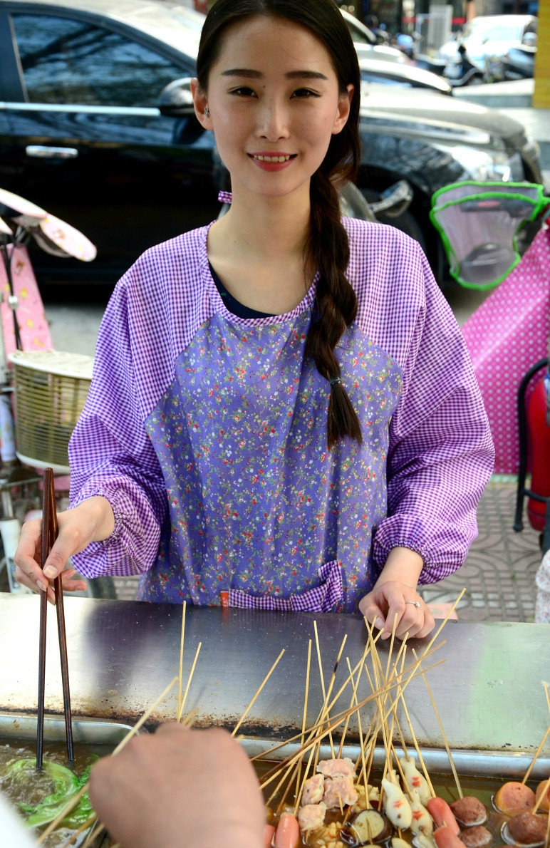 90后少女街头摆摊摊位前人不少被顾客称为串串西施