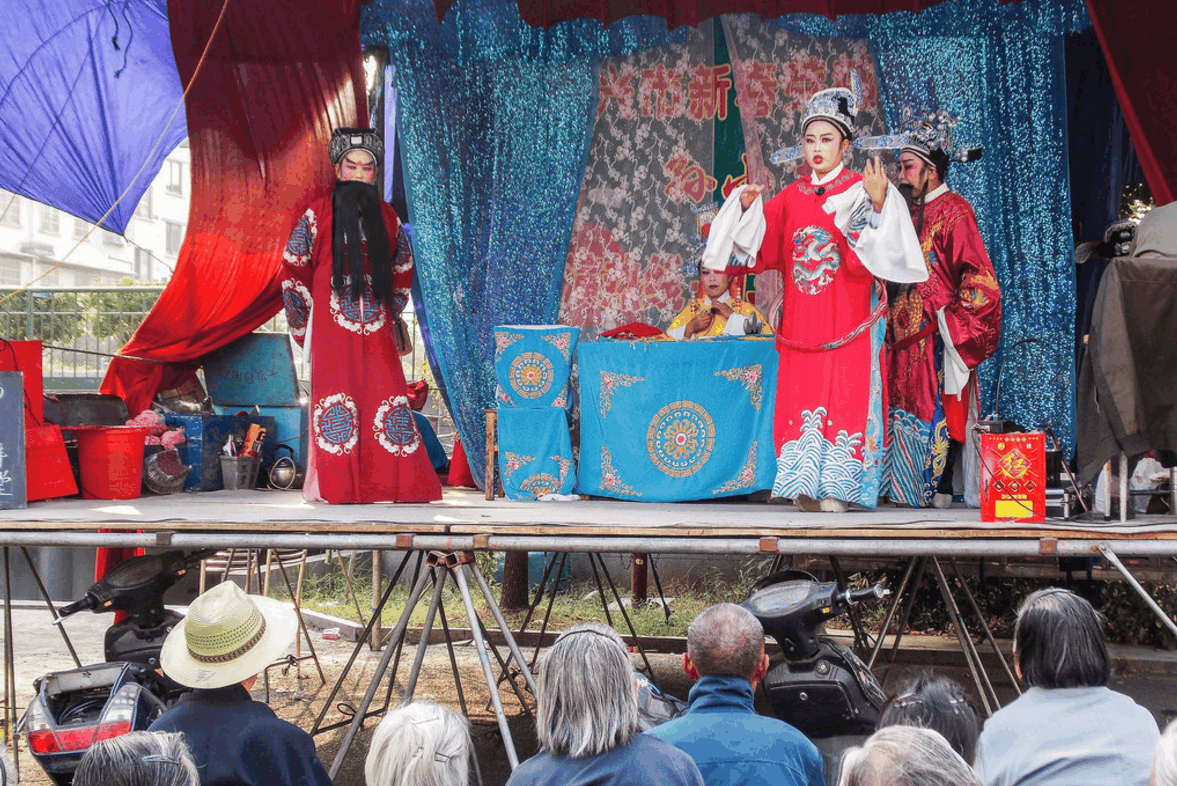 逐步消失的文化传承, 艰难求生存的戏班子