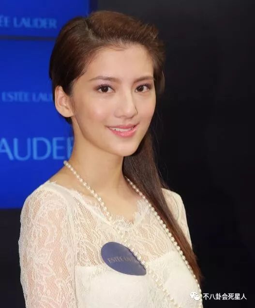 不过吴千语解释自己的嘴巴歪是戴牙箍导致的,你们觉得呢?