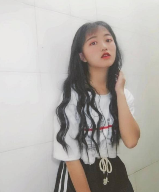 16岁的梁小友卷发红唇,这真的是《变形记》里的"神仙妹妹"吗?