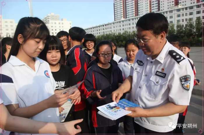 朔州市"携手蓝丝带 禁毒校园行"活动在朔州市第二中学举行