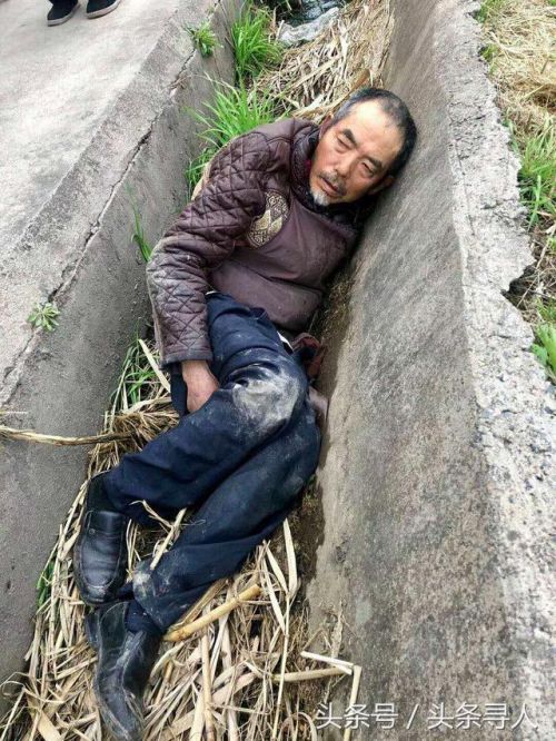 扬州一迷路老大爷跌倒在沟渠