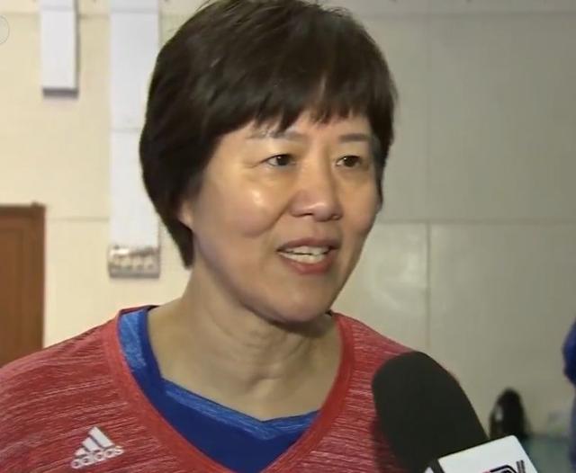 母女情深!女排颁奖后朱婷看郎平过来冲下领奖