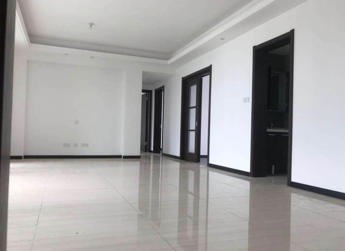 万科120㎡精装房,还没打扫先晒晒,四周都是白墙,效果简洁清