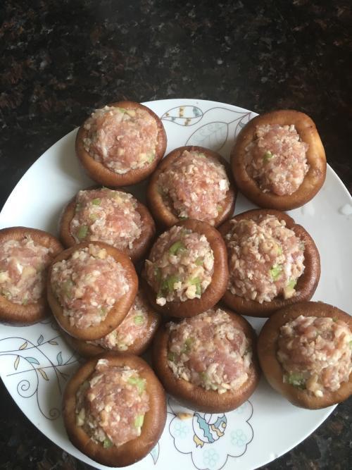 你们非常喜欢吃的蘑菇酿就是这样做的非常的好吃