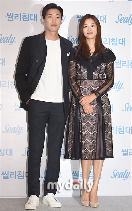 韩国明星夫妇姜京俊张申英首尔出席品牌宣传